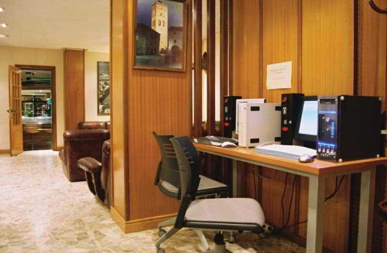 Exterior & Views, Hotel Dos Rios Central, Huesca
