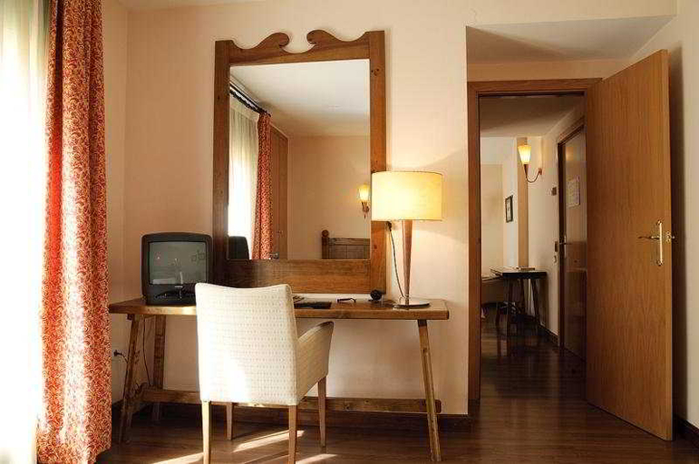 Bedroom 3, Hotel Pirineos, Huesca