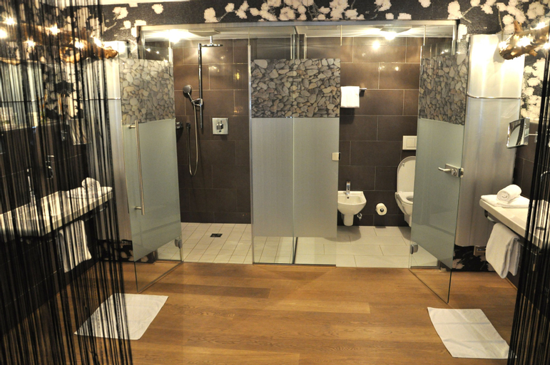 Bathroom 15