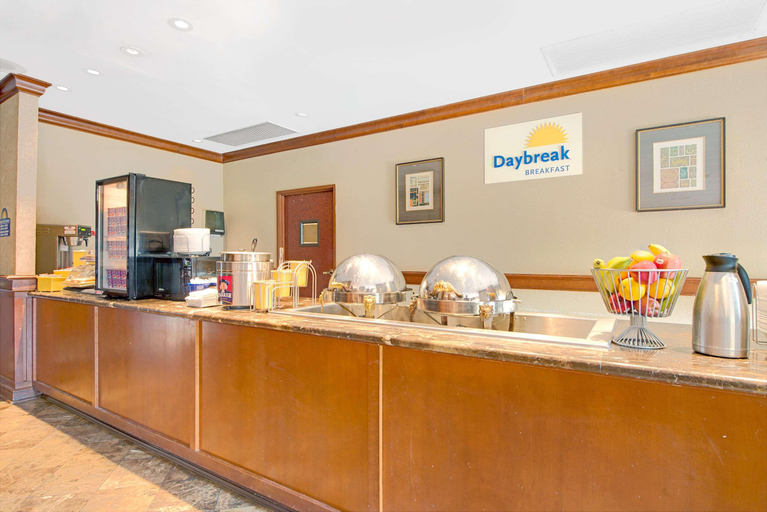 Dining Room, Days Inn and Suites by Wyndham St. Louis/Westport Plaza, Saint Louis