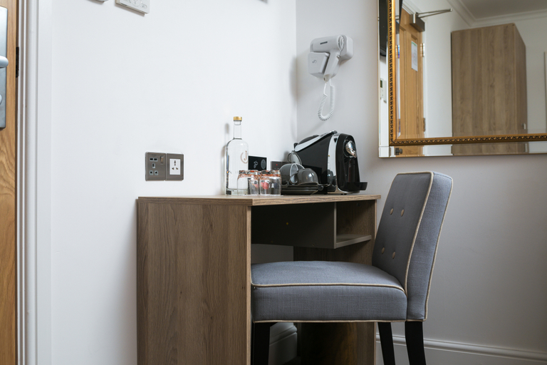 Bedroom 2, Park Avenue J Hotel London, London