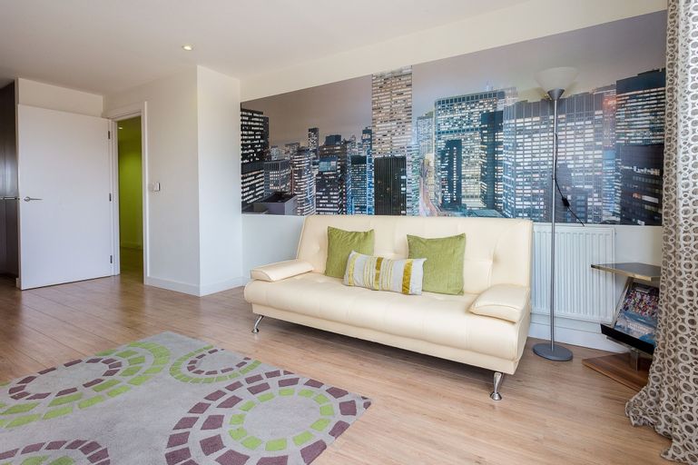 Greenwich Two Bed Flat, with Pool &Parking, London