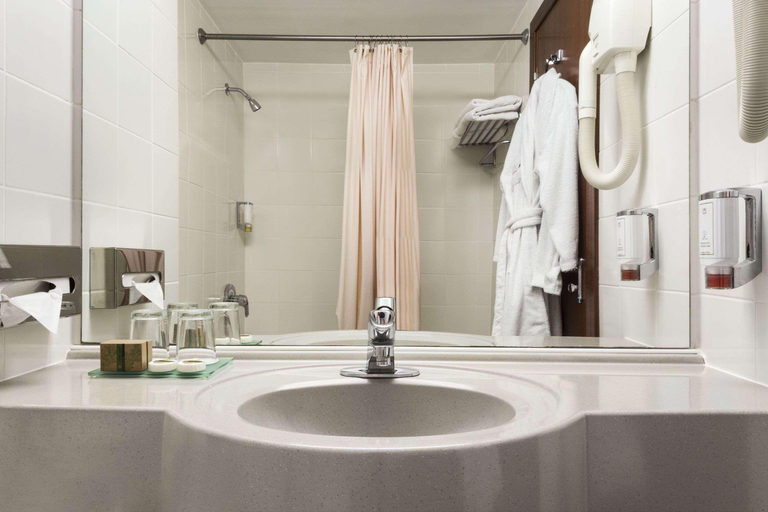 Bathroom 5, Ramada by Wyndham Bucharest Parc, Municipiul Bucuresti