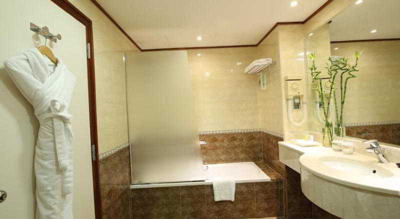 Bathroom 5, Coral Dubai Deira Hotel, Dubai