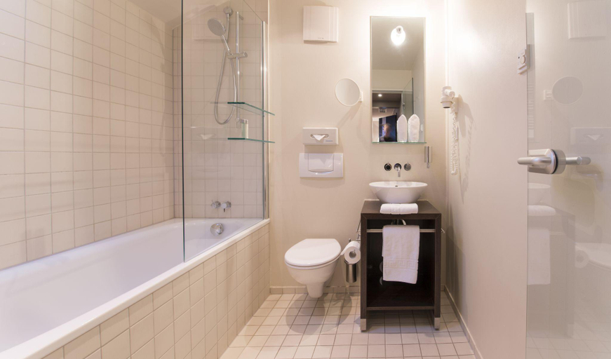 Bathroom 4, The New Yorker Hotel, Köln