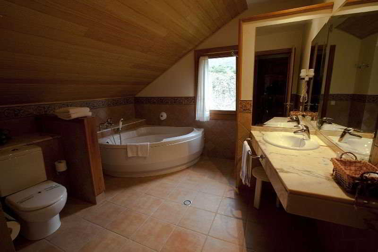 Bathroom 5, La Morera, Lleida