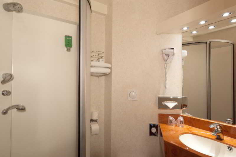 Bathroom 4, Geographotel Paris-Roissy CDG Airport, Seine-et-Marne