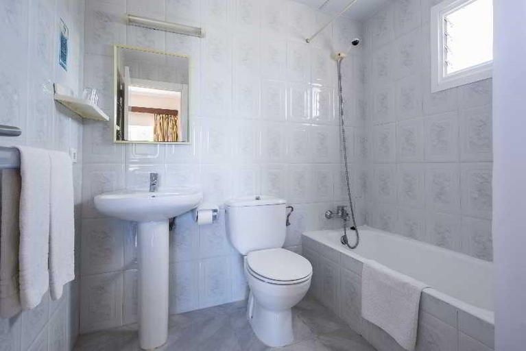 Bathroom, Neptuno Hostal, Baleares