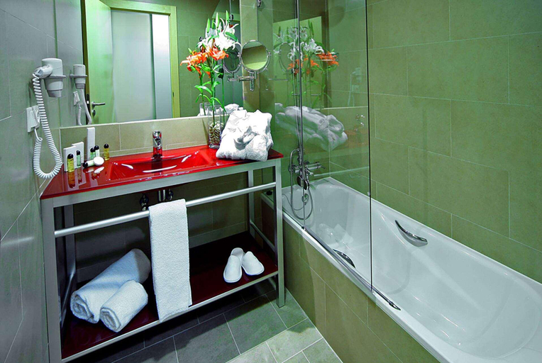 Bathroom 5, Ramada by Wyndham Madrid Getafe, Madrid