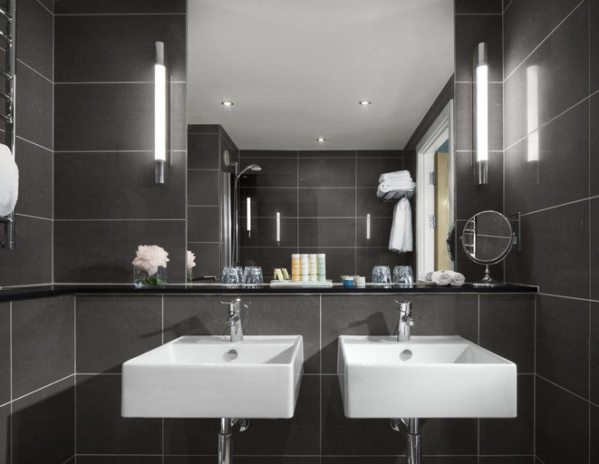 Bathroom 4, Radisson Blu Hotel Cardiff, Cardiff