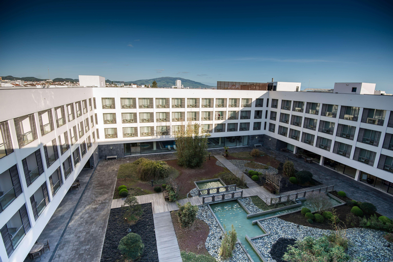 Exterior & Views 27