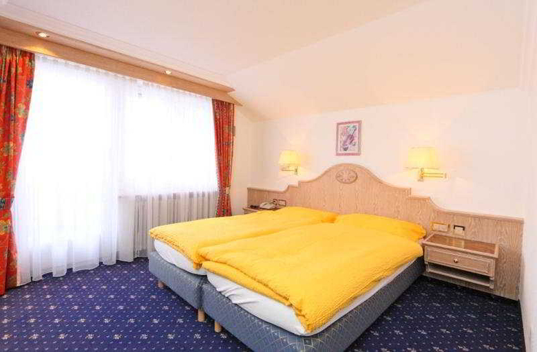 Bedroom 3, Hotel Alpenroyal, Visp