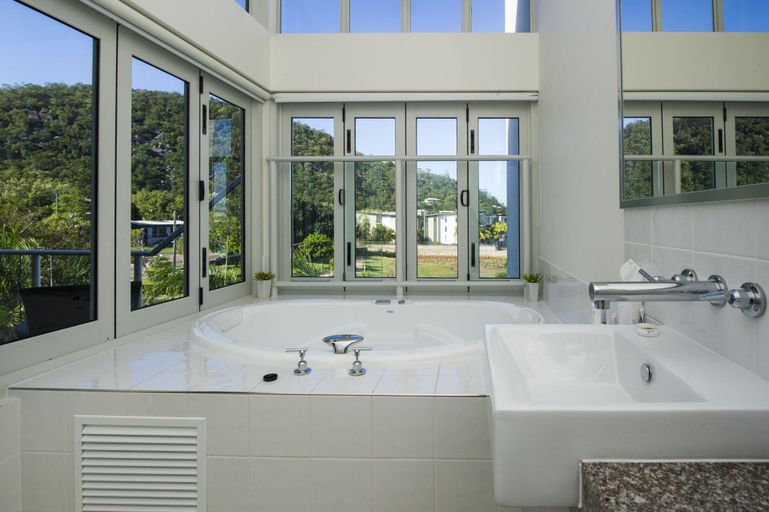 Bathroom 3, Beachside Apartment 13, Magnetic Island