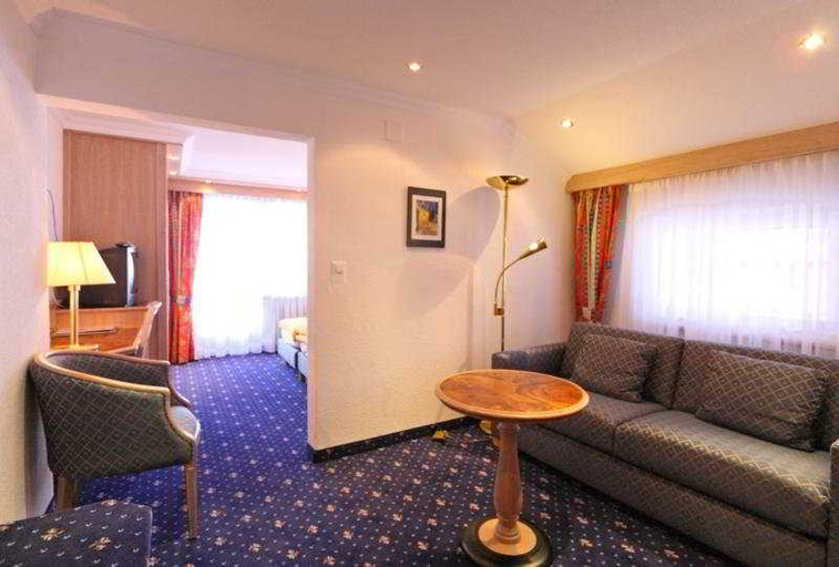 Bedroom 3, Hotel Alpenroyal, Visp