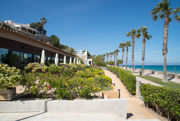 Exterior & Views