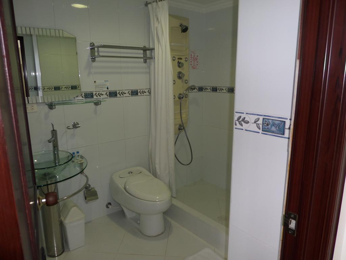 Bathroom 4, Plaza De Las Americas, Santiago de Cali