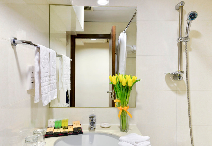Bathroom 5, Hennessy Hotel, Hong Kong Island