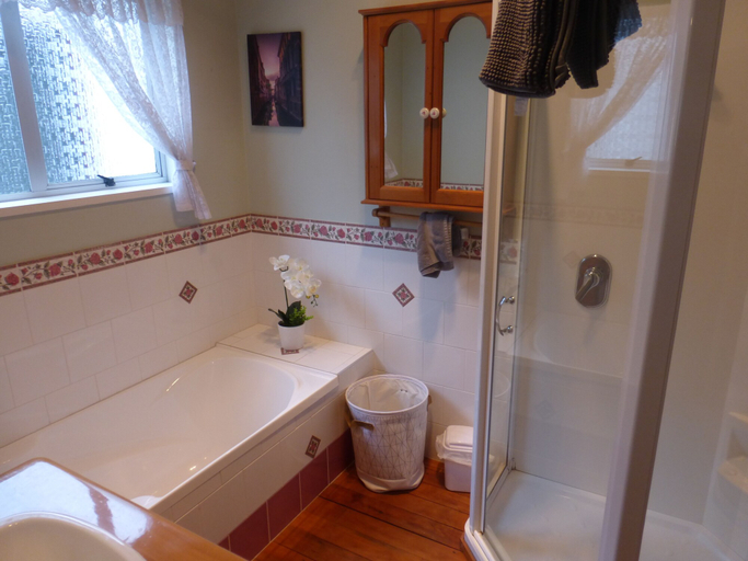 Bathroom, Oamaru Holiday Homes 28 Ure Street, Waitaki