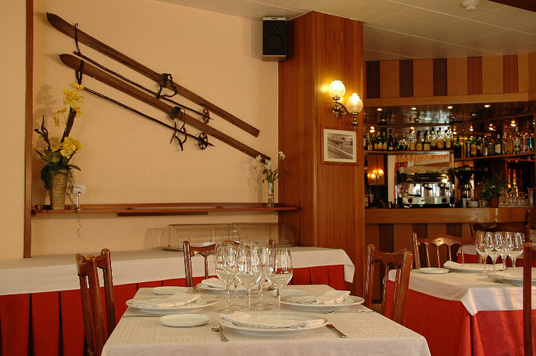 Food & Drinks 5, Hotel Univers
