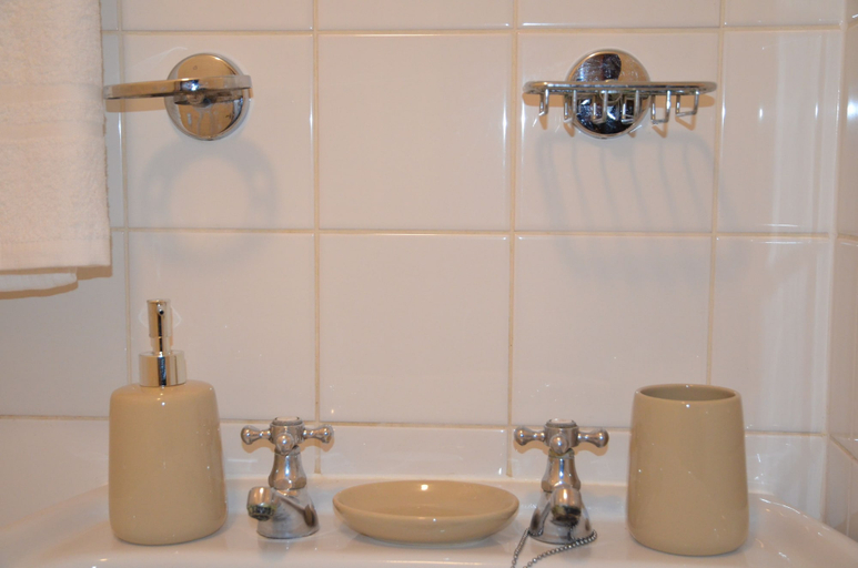 Bathroom 5, 28 Scotfield, Luton