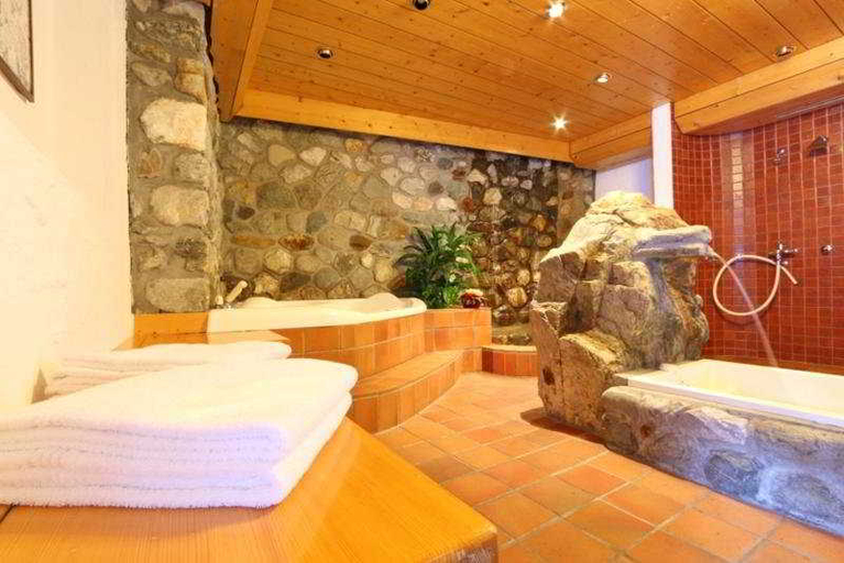 Bathroom, Turm Hotel Grächerhof, Visp