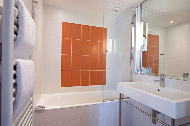 Bathroom 5, Mercure Toulon Seyne-sur-Mer, Var