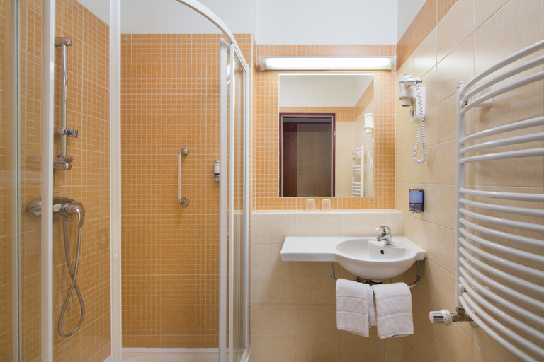 Bathroom 4, Hotel Benczúr, Budapesti
