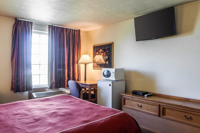 Bedroom 4, Bridgeway Inn & Suites Portland Airport, Multnomah
