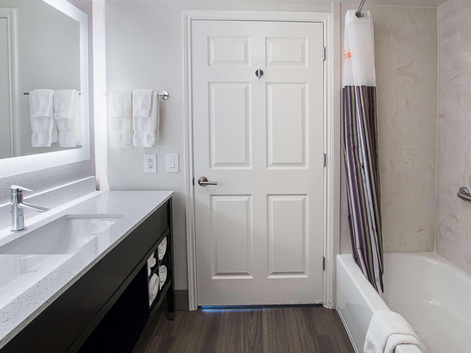 Bathroom 4, La Quinta Inn & Suites Arlington North 6 Flags Dr, Arlington