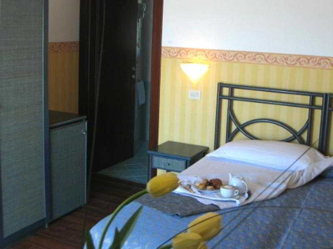 Bedroom 3, Hotel Regina Fronte Mare, Rimini