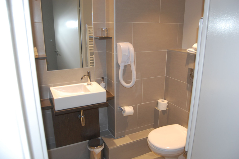 Bathroom 10