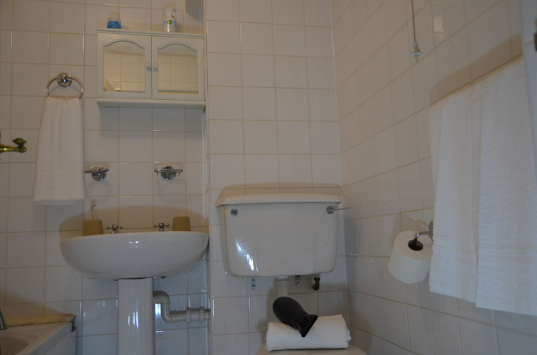 Bathroom 4, 28 Scotfield, Luton