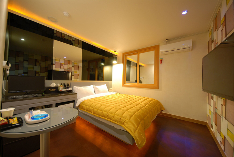 Hyu N Motel, Jung