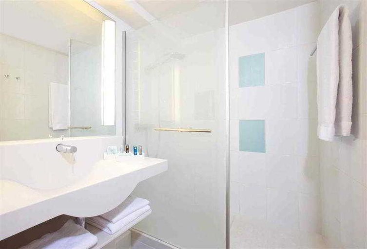 Bathroom 5, B&B HOTEL Cergy Port, Val-d'Oise