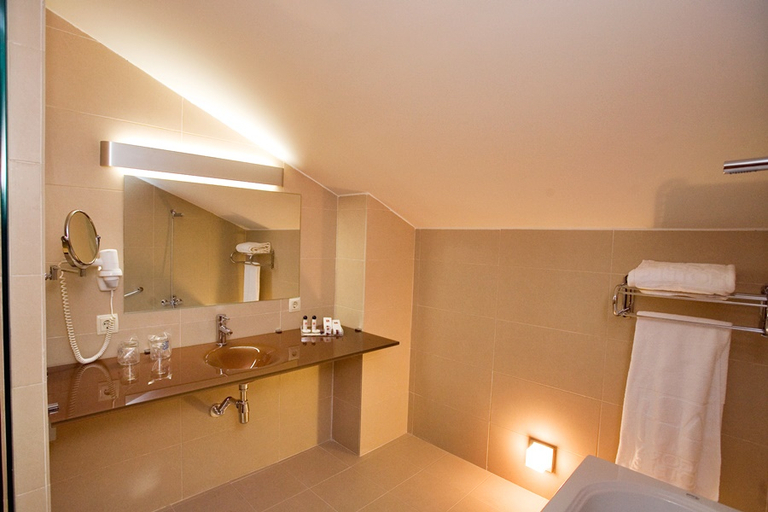 Bathroom 4, Granada Palace Affiliated by Meliá, Granada