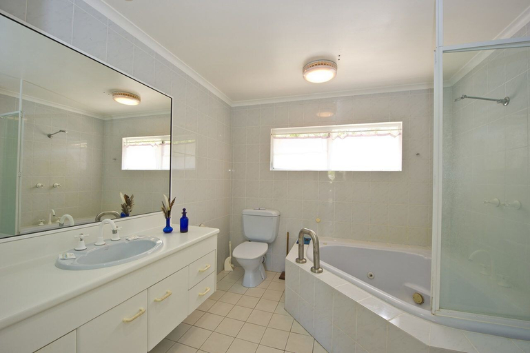 Bathroom 4, John's Tropical Island Home, Magnetic Island