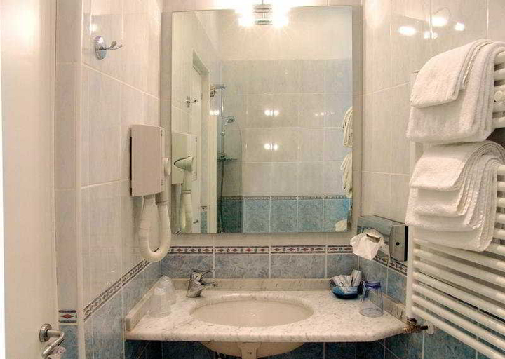 Bathroom 4, Arizona, Florence
