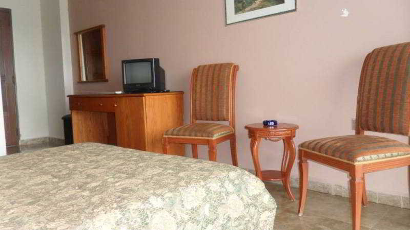 Bedroom 3, Holiday Suites Hotel & Beach Resort, Kasrouane