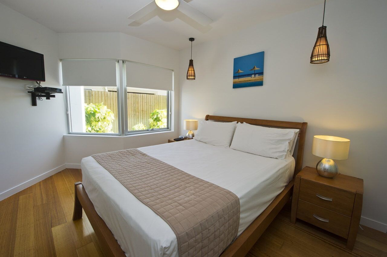 Bedroom 2, Maggies Beachfront Apt. 1, Magnetic Island