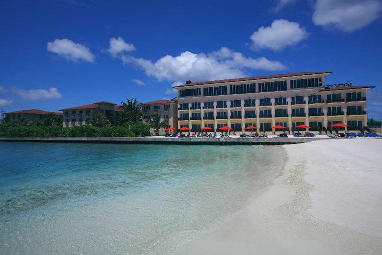 Sport & Beauty 1, Hulhule Island Hotel- Private Beach Access & Airport Pick-up and Drop, Malé