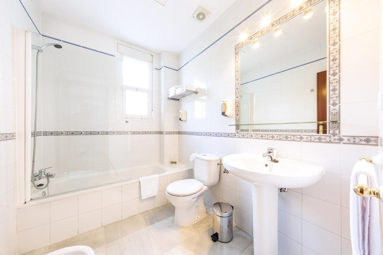 Bathroom 2, Leflet Gran Avenida, Sevilla
