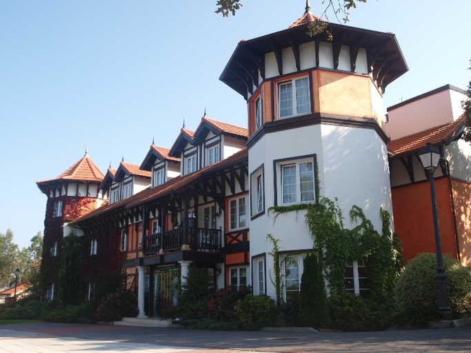Exterior & Views