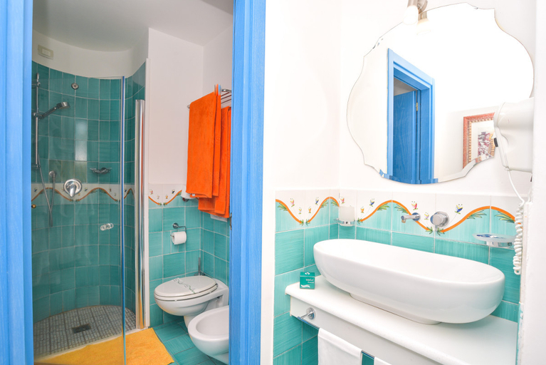 Bathroom 5, Hotel Terme Zi' Carmela, Napoli