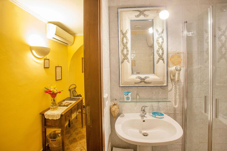 Bathroom 5, B&B Alloggio dei Vassalli, Napoli