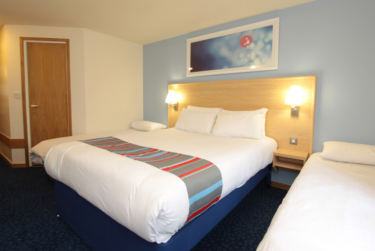 Bedroom 3, Travelodge Aberdeen Central, Aberdeen