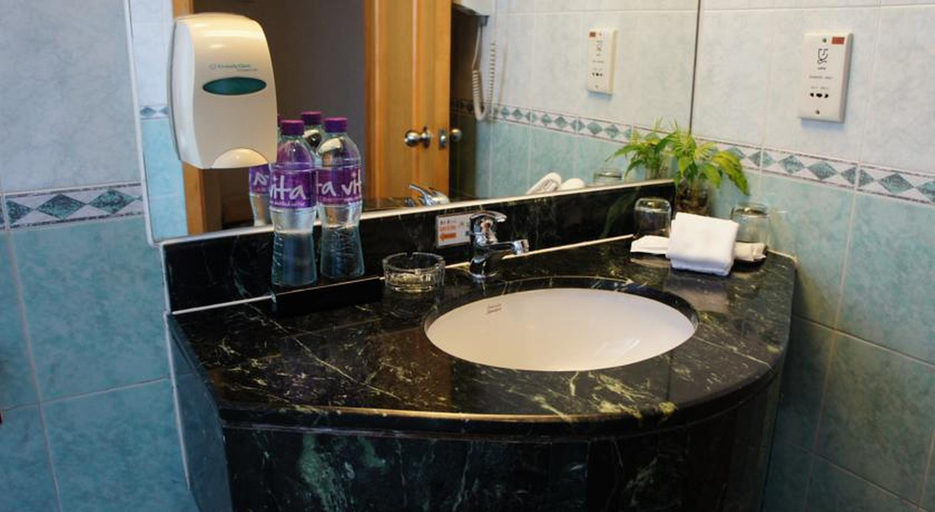 Bathroom 5, West Inn, Kowloon