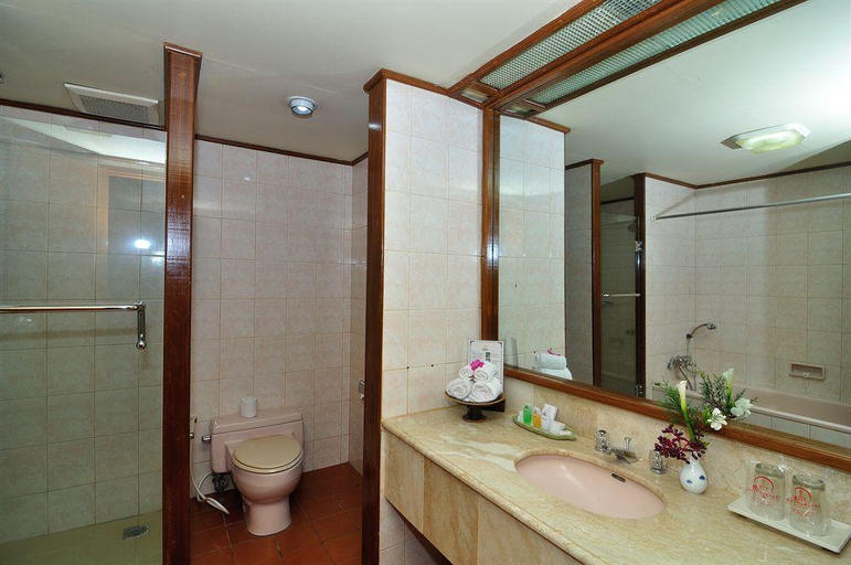 Bathroom 4, Bali Handara Kosaido Country Club, Denpasar
