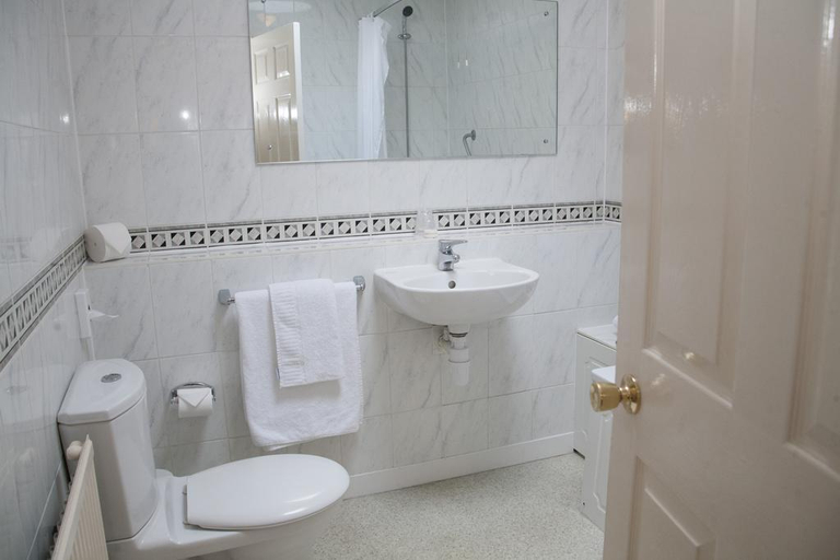 Bathroom 4, Shillingford Bridge hotel, Oxfordshire