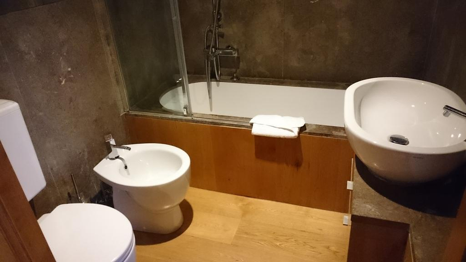 Bathroom 4, Grivola, Aosta
