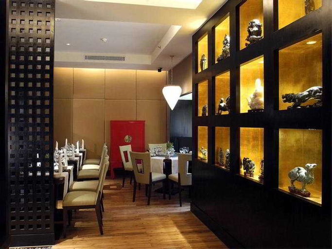 Public Area 4, The Claridges, West